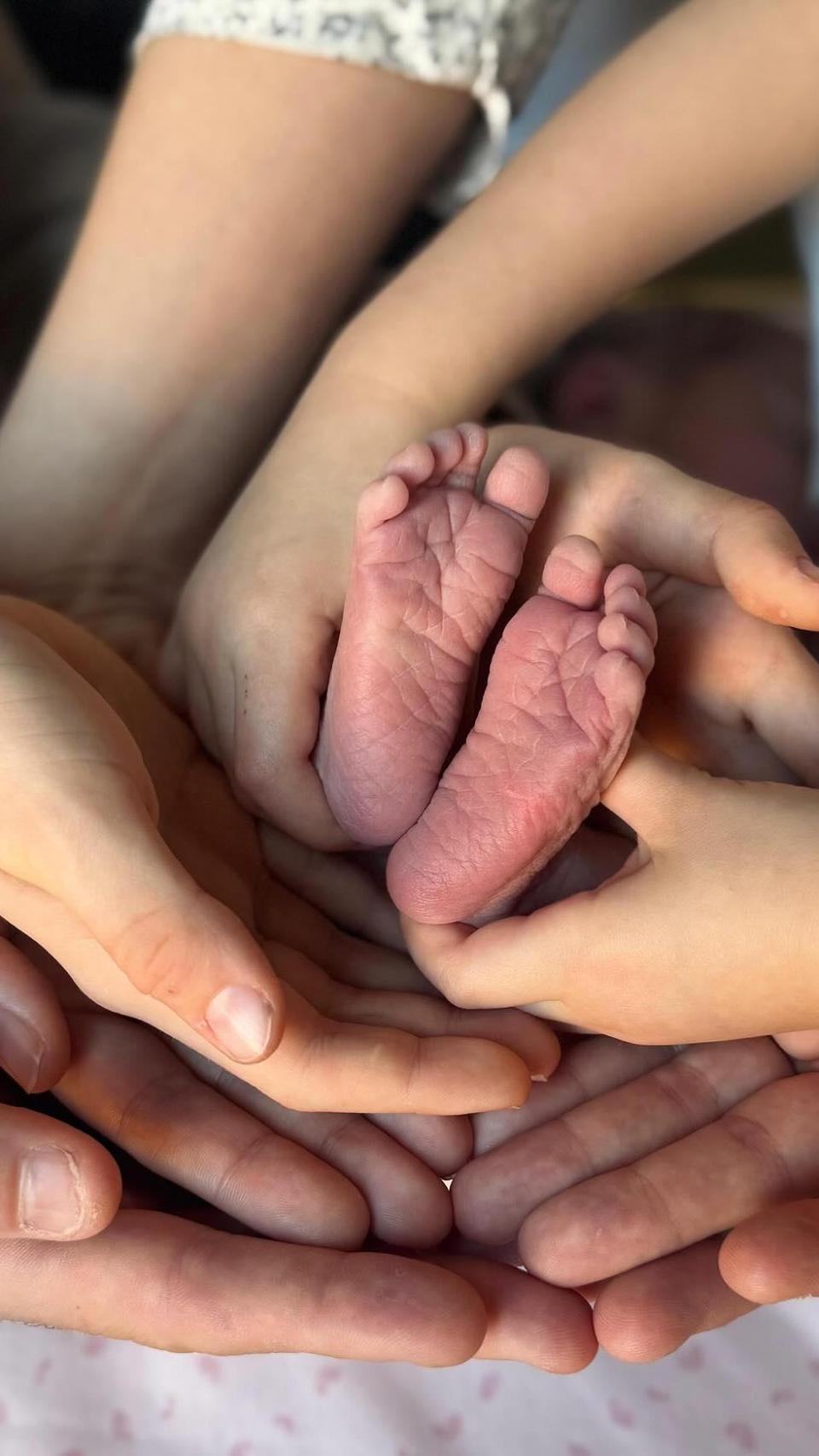 El recién nacido al lado de la familia en una imagen de las redes sociales.