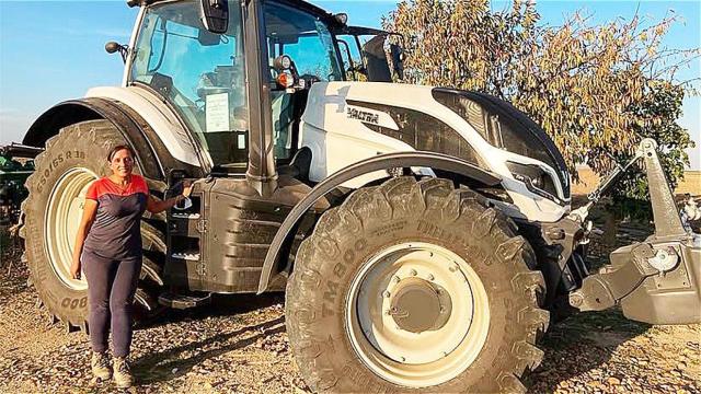 Isabel de Castro Zurdo con su tractor