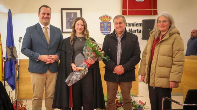 El alcalde, David Mingo, junto a la pregonera, Raquel Martín y su familia