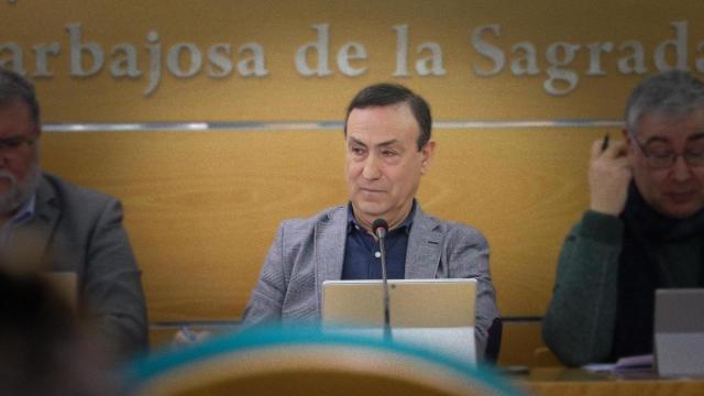 El alcalde de Carbajosa de la Sagrada, Pedro Samuel Martín, durante la sesión plenaria