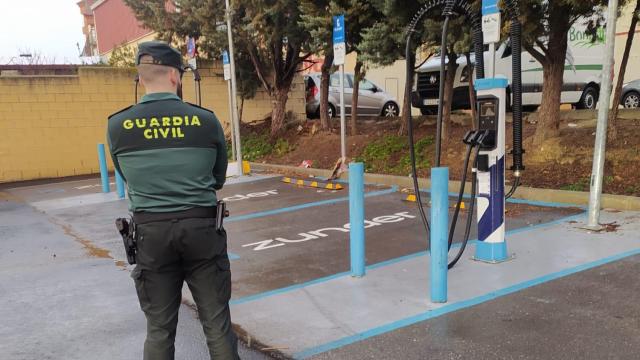 Un agente de la Guardia Civil en el lugar de los hechos