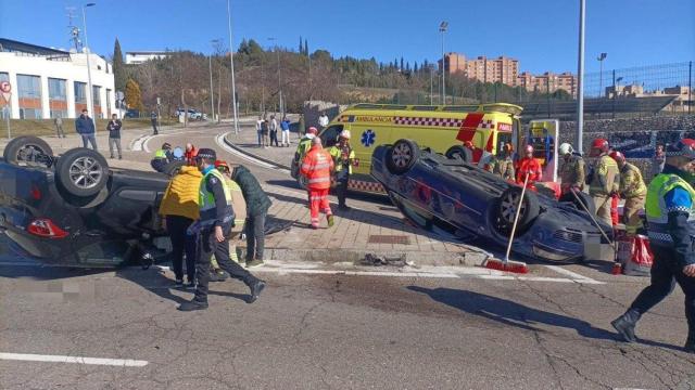 Los dos vehículos que han volcado en la calle Manuel Jiménez- Alfaro