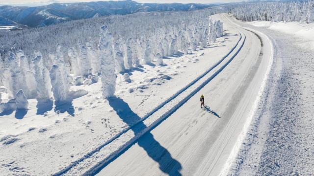 Omar di Felice durante un entrenamiento entre la nieve.