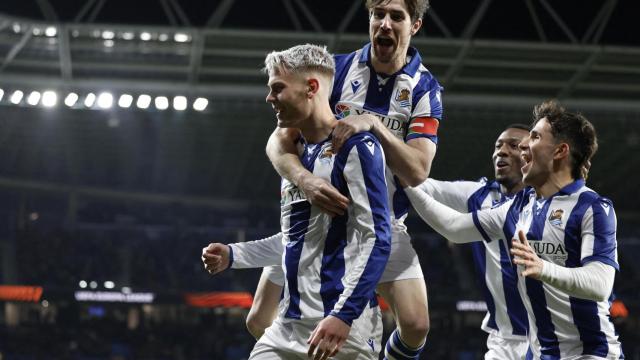 Los futbolistas de la Real Sociedad celebran un gol de Oskarsson en la Europa League.