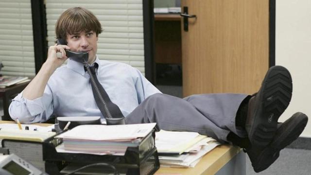 John Krasinski como Jim Halpert (maestro de la renuncia silenciosa) en la versión estadounidense de 'The Office'