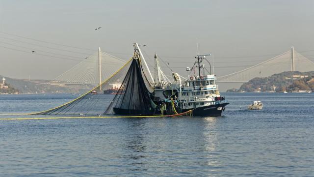 Fotografía de un buque de arrastre recogiendo los moldes de pesca.