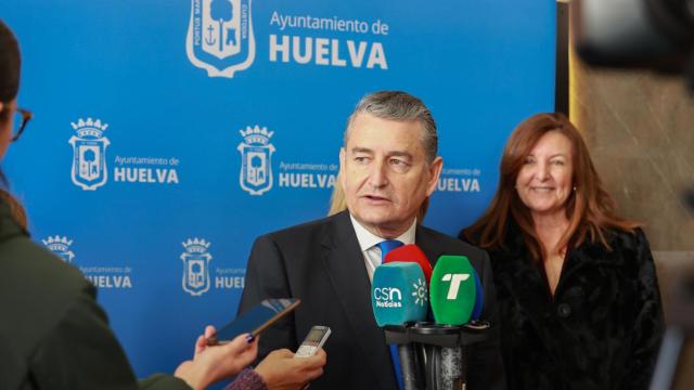 Antonio Sanz atiende a los medios en el acto de este viernes por el Día de la Policía Local de Huelva