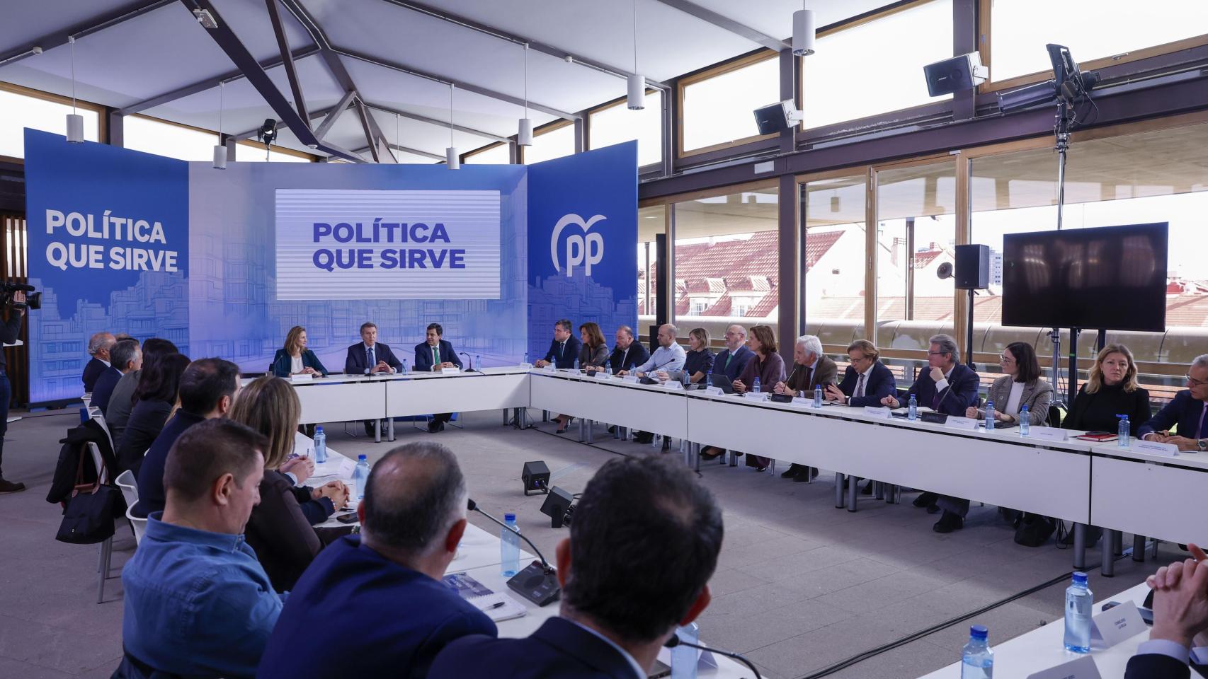 Actualidad política, en directo | Feijóo reúne a los barones del PP tras anunciar su apoyo al nuevo decreto del Gobierno