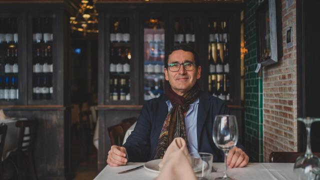 Toni Simón, en una mesa de La Penela, durante la entrevista.