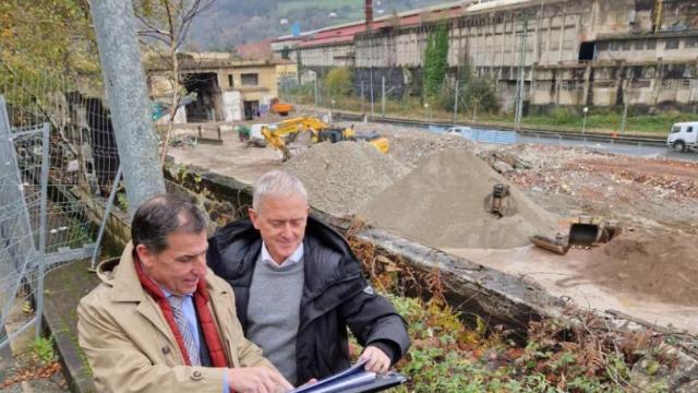 Tareas de demolición industrial en la zona donde se ubicará el centro de talento de SmartLog.