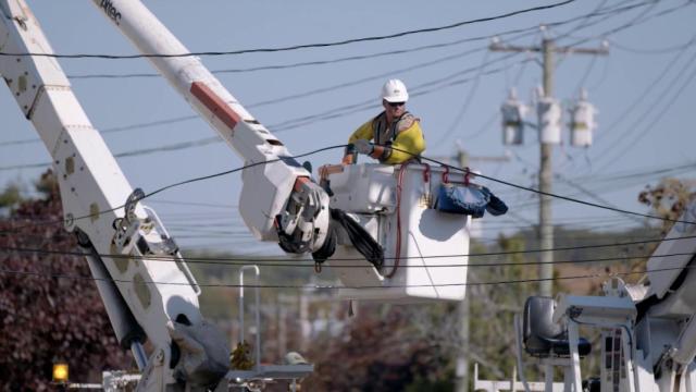 Operario de Iberdrola reparando redes eléctricas dañadas por el temporal.