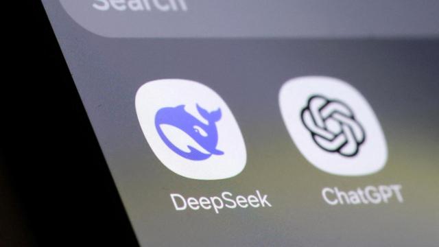 Ilustración con los logos de DeepSeek y ChatGPT en un teléfono móvil.