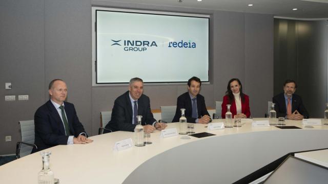 De izquierda a derecha: Roberto García Merino, CEO de Redeia; José Vicente de los Mozos, CEO de Indra Group; Ángel Escribano, presidente de Indra Group; Beatriz Corredor, presidenta de Redeia; Mariano Aparicio, director comercial del Negocio de Telecomunicaciones de Redeia.