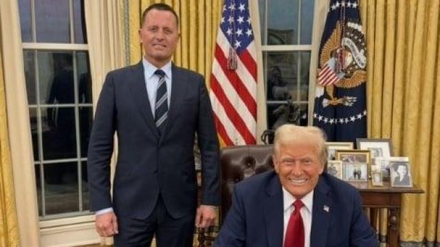 Donald Trump y su enviado para misiones especiales, Richard Grenell.