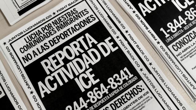 Los carteles que se distribuirán antes de las redadas previstas por el Servicio de Inmigración y Aduanas se apilan en una mesa en Denver.