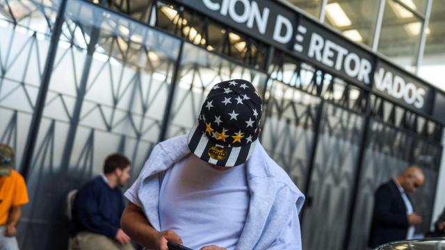 Pedro Mauricio, un migrante guatemalteco, llega en un vuelo de deportación desde Estados Unidos a Ciudad de Guatemala.