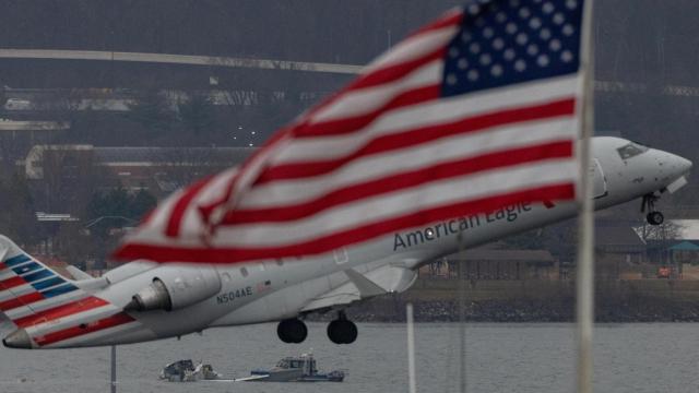 Un avión de American Airlines, en el Aeropuerto Nacional Reagan de Washington, un día después de la colisión.