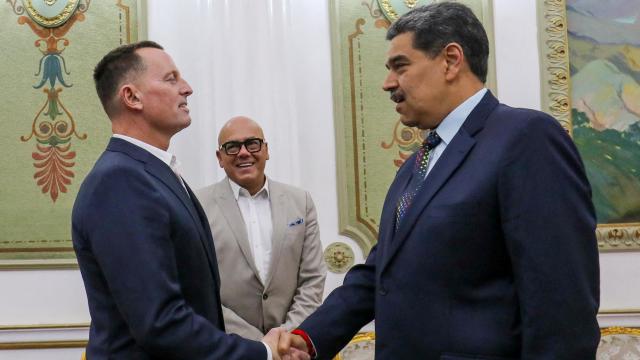 El presidente de Venezuela, Maduro, y el enviado del presidente estadounidense Trump, Grenell, se reúnen en Caracas.