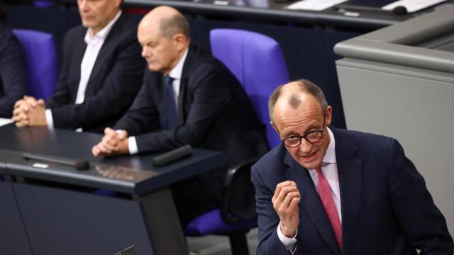 El líder del partido Demócrata Cristiano (CDU), Friedrich Merz, habla durante una sesión de la cámara baja del parlamento Bundestag.