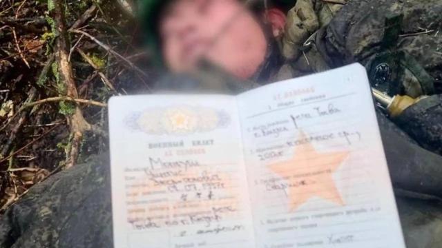 Un supuesto soldado norcoreano caído en combate en la región rusa de Kursk.