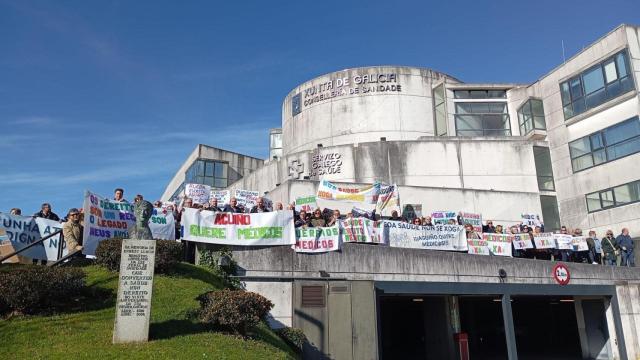 Vecinos de Aguiño, en Ribeira, protestan en Santiago contra la falta de médicos.