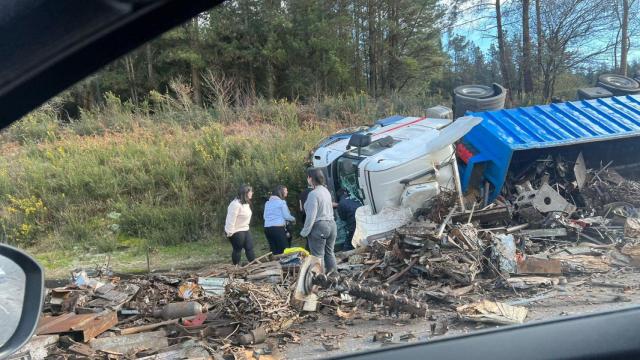 Un camión vuelca en la AP-9 en dirección a Santiago de Compostela