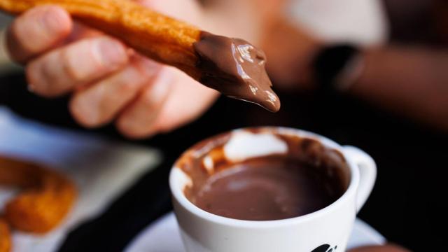 Imagen de un chocolate con churros.