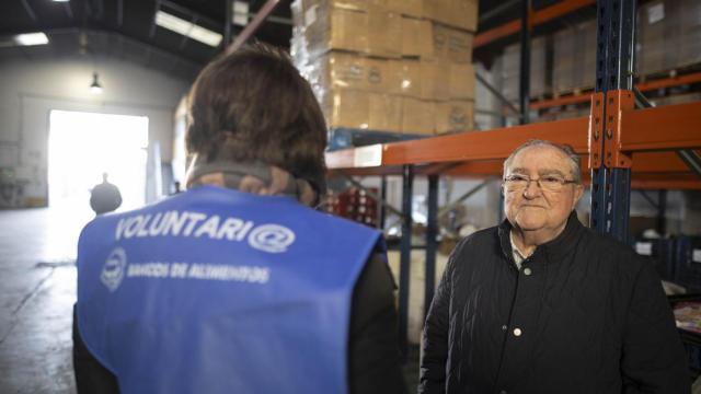 El presidente del Banco de Alimentos de Huelva, Juan Manuel Díaz, junto a una voluntaria en el almacén semivacío de la oenegé.