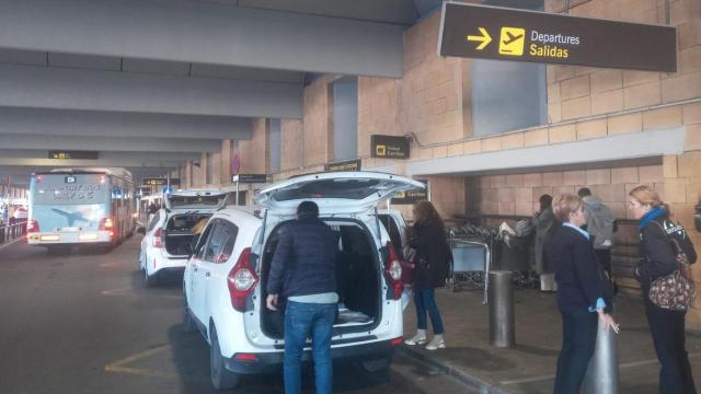 Dos taxis recogen a sus clientes en la parada del aeropuerto de Sevilla