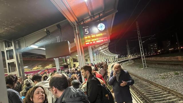 Nueva incidencia en el tren Madrid-Vigo deja a cientos de personas esperando al frío en Ourense