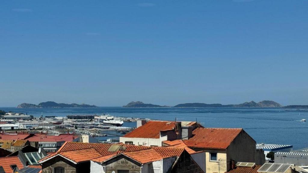 Viviendas de Vigo frente a las Islas Cíes.