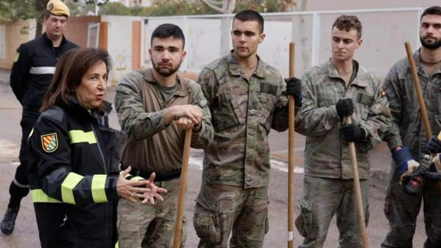 Margarita Robles, junto a militares españoles desplazados a Valencia. Efe / Kai Forsterling