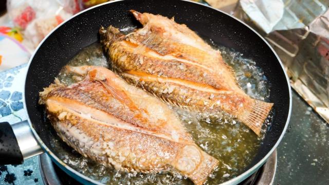 Pescado frito en la sartén.