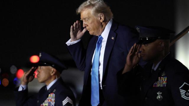 Donald Trump hace el saludo militar al salir del Air Force One este viernes