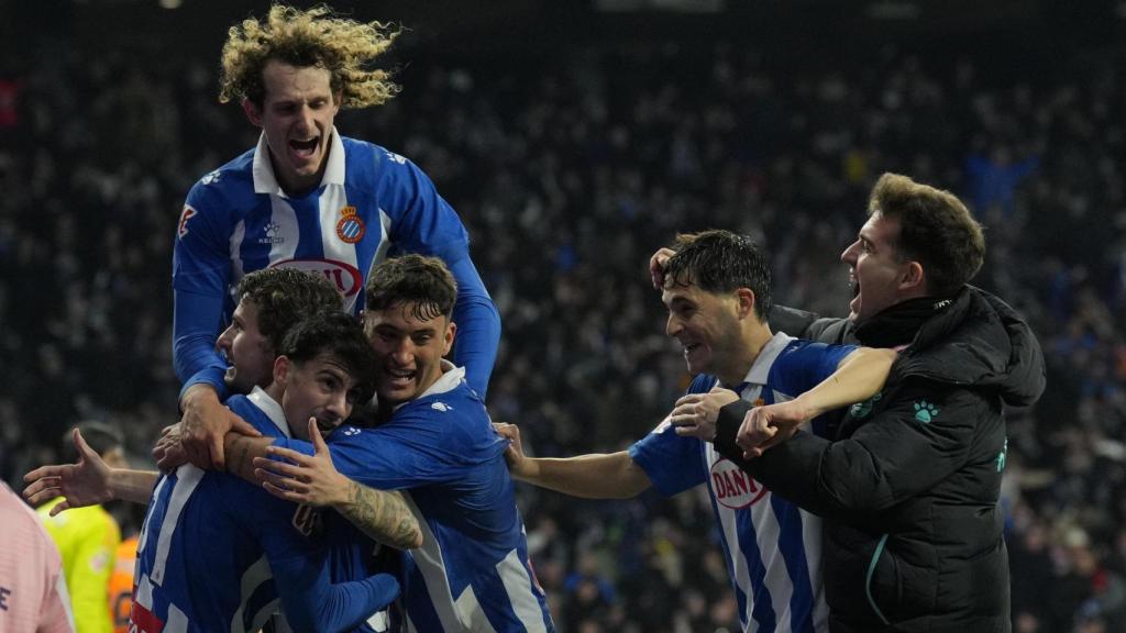 Los jugadores de Espanyol celebran el objetivo de Romero.