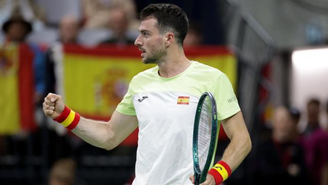 Pedro Martínez celebra un punto frente a Stricker en la Copa Davis.