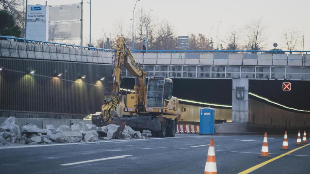 Maquinaria sobre la calzada por las obras de soterramiento de la A-5.
