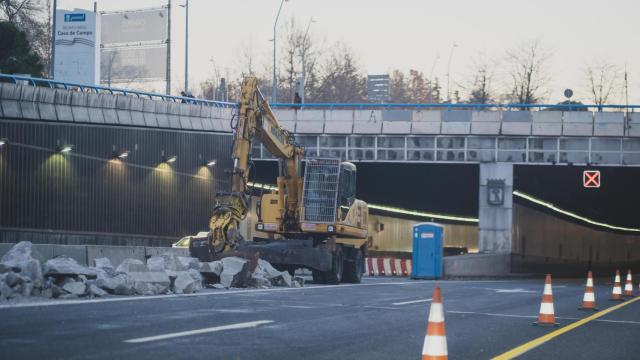 Maquinaria sobre la calzada por las obras de soterramiento de la A-5.