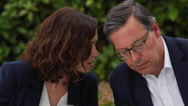 La presidenta de la Comunidad de Madrid y del PP de Madrid, Isabel Díaz Ayuso, y el secretario general del PP de Madrid, Alfonso Serrano.