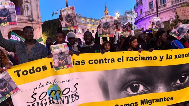 La manifestación de senegaleses de Sevilla, a su llegada a la Plaza Nueva.