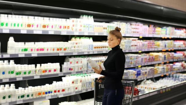 Una mujer en un supermercado.