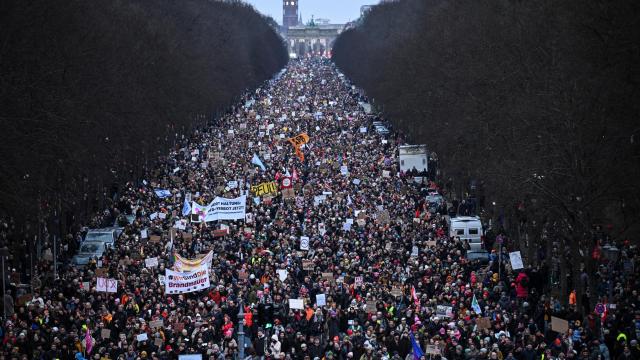 La gente marcha durante una protesta contra los planes migratorios del líder del partido CDU y principal candidato a canciller Friedrich Merz y el partido de extrema derecha Alternativa para Alemania (AfD), en Berlín, Alemania, el 2 de febrero de 2025.