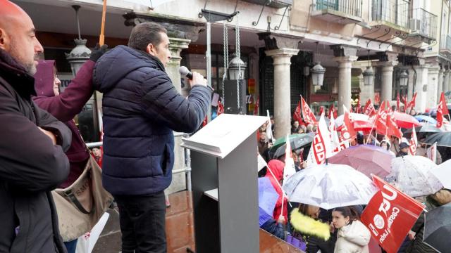 Los secretarios generales de CCOO y UGT, Vicente Andrés y Óscar Lobo, participan en una concentración para reivindicar que no se juegue con los derechos de los trabajadores y las trabajadoras