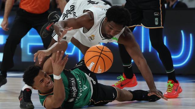 Andrés Feliz pelea con Devon Dotson, del Joventut.