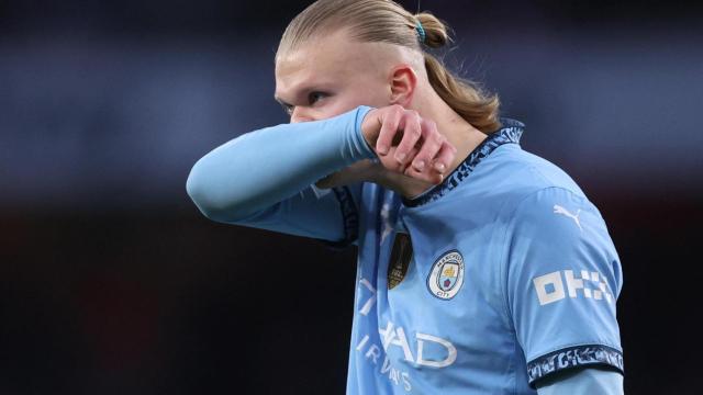 Haaland se lamenta en el partido ante el Arsenal.