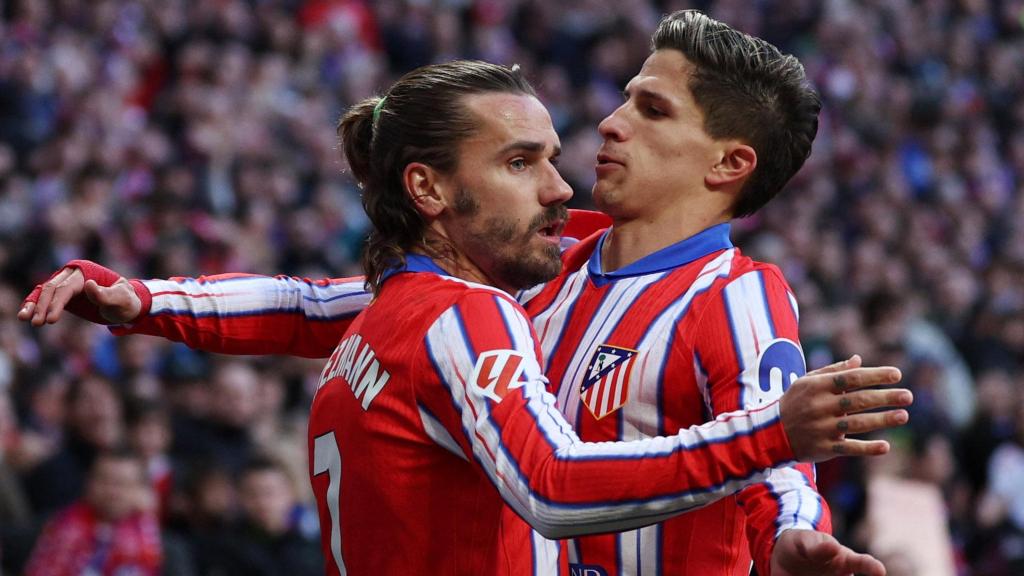 Griezmann y Giuliano Simeone celebran un gol del Atlético de Madrid.