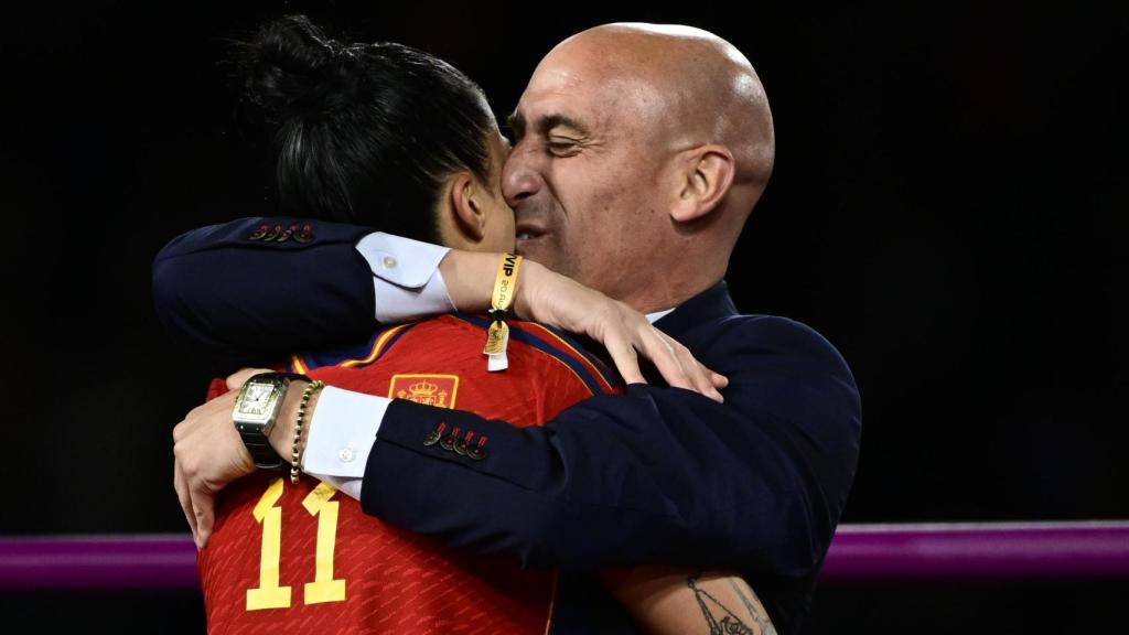 Luis Rubiales abraza efusivamente a Jennifer Hermoso.