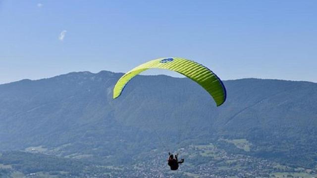 Imagen de archivo de una persona practicando parapente.