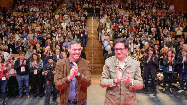 Pedro Sánchez y Óscar López, en el Congreso regional de Madrid.