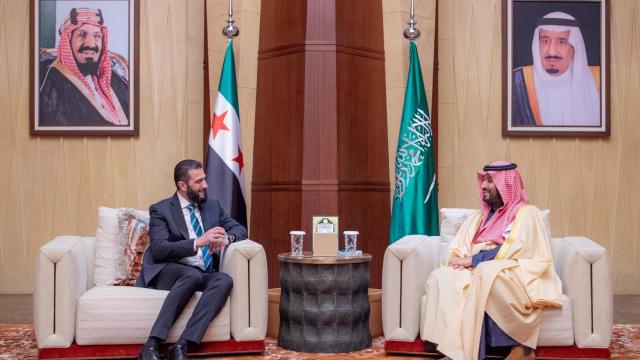 Al Julani (i), junto al príncipe saudí Mohammed bin Salman (derecha), durante su reunión en Riyad, este domingo.